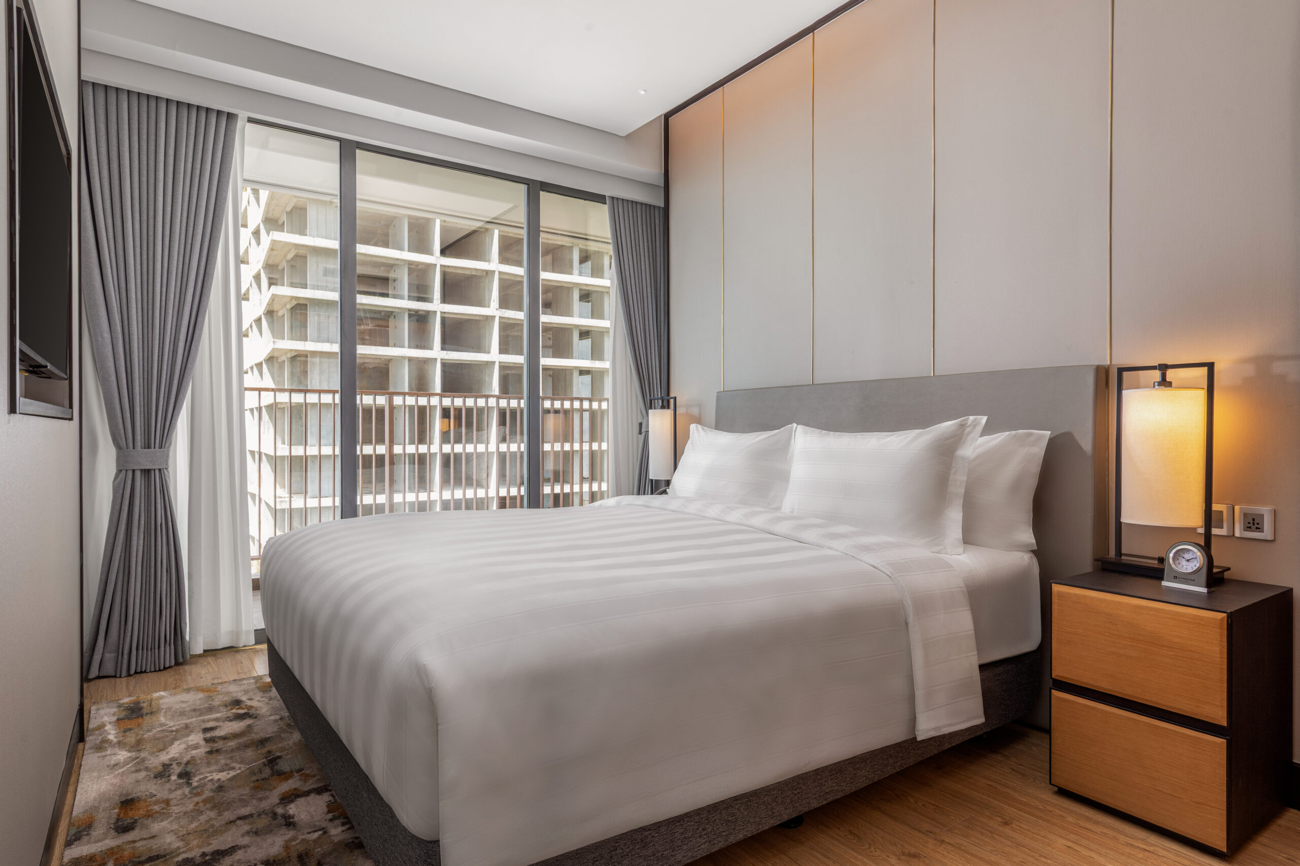1 BEDROOM CITY VIEW