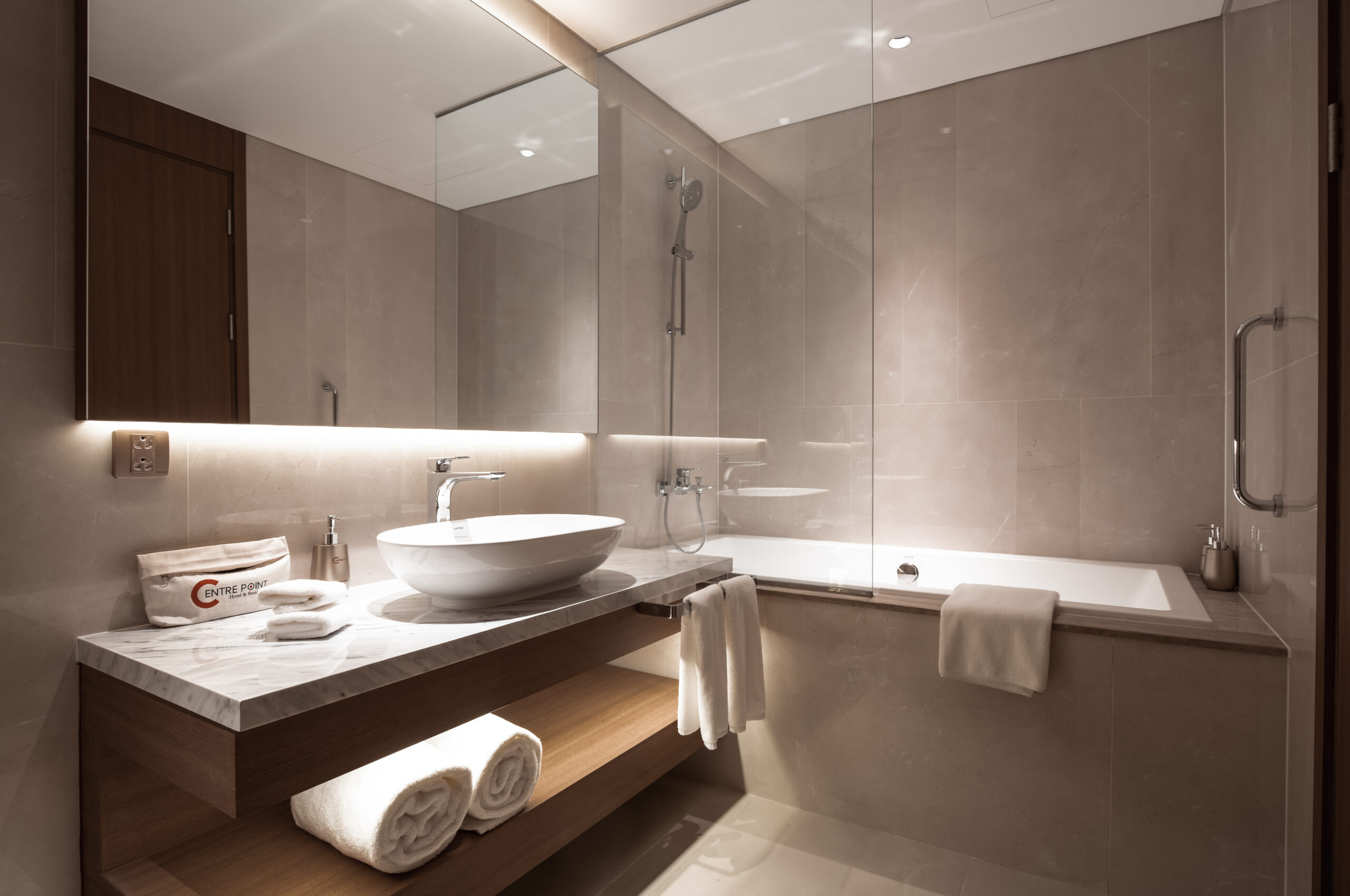 EXECUTIVE 3-BEDROOM SUITE RIVER VIEW