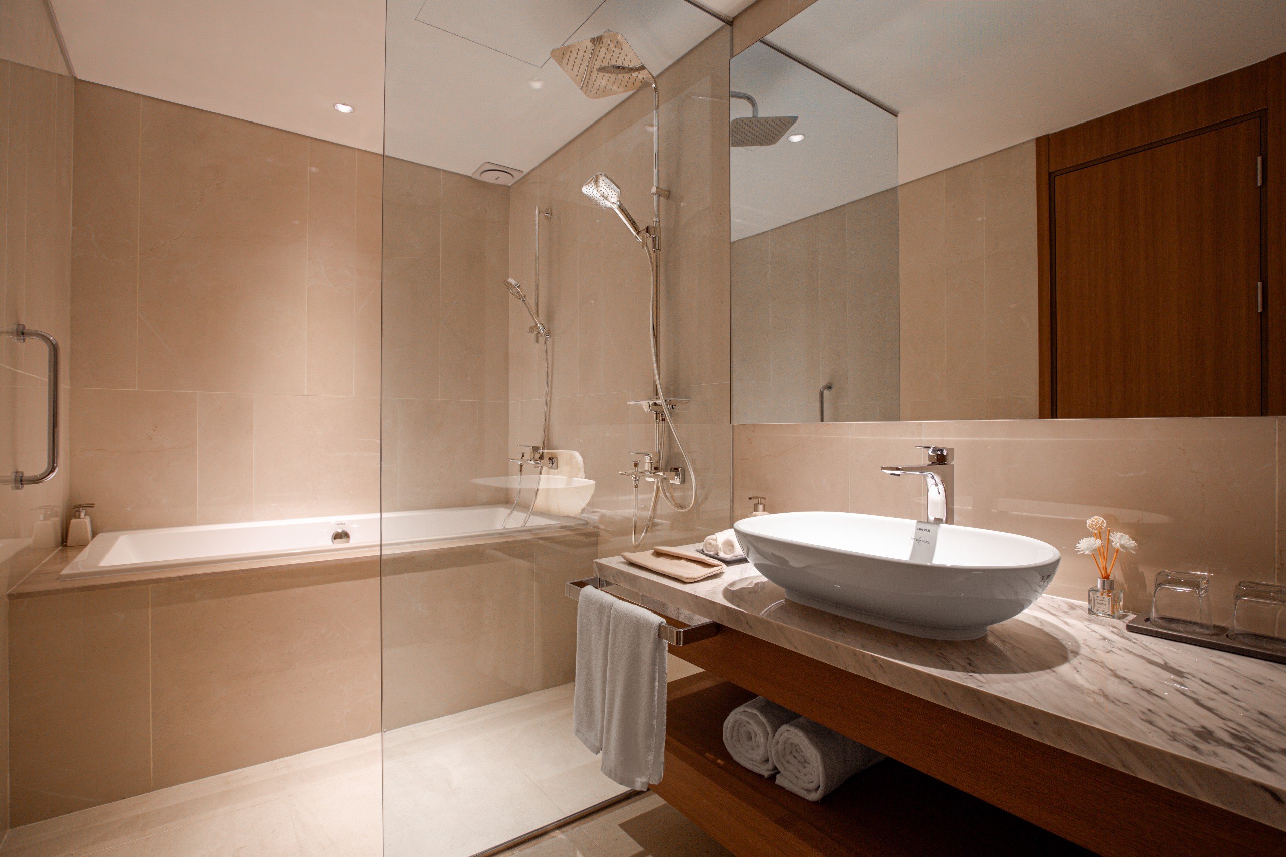 EXECUTIVE 2-BEDROOM SUITE RIVER VIEW