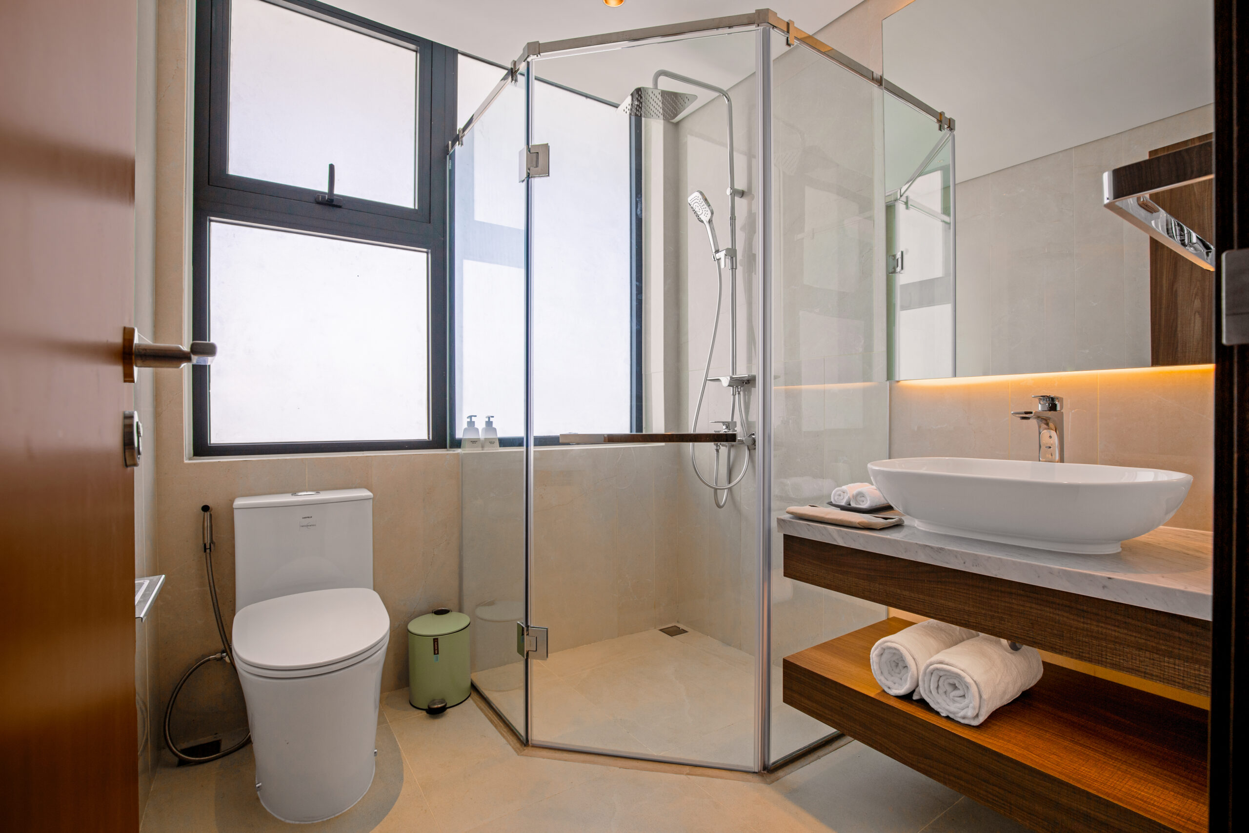 EXECUTIVE 3-BEDROOM SUITE RIVER VIEW