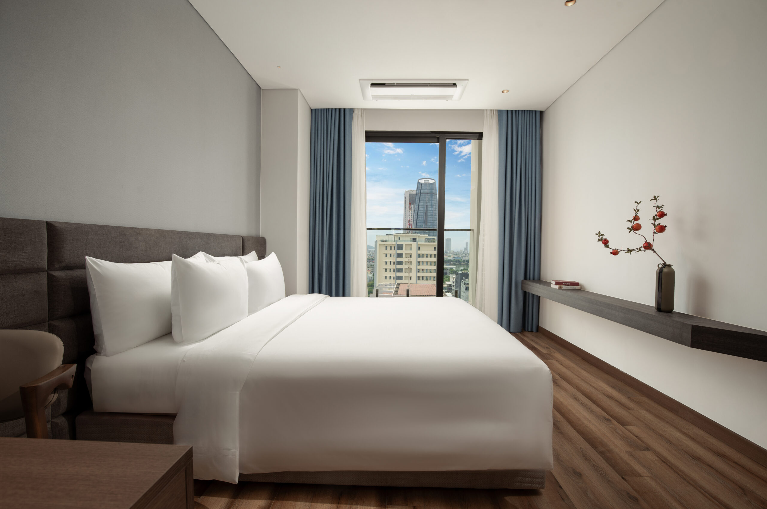 EXECUTIVE 3-BEDROOM SUITE RIVER VIEW